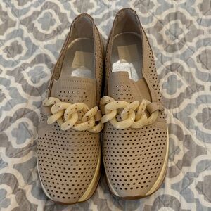 Dolce Vita platform sneakers 8 Beige Perforated Women's Loafers Chain Detail